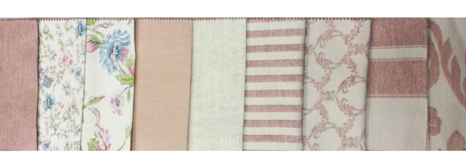 Una disposición horizontal de nueve muestras de tela en tonos rosa empolvado, crema y azul con diversos estampados florales.