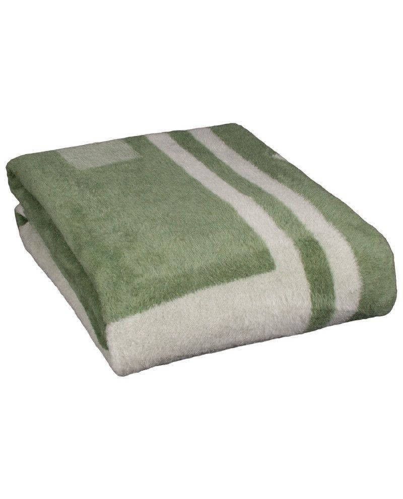 Una toalla doblada de rayas verde salvia y blancas sobre un fondo blanco.