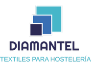 Logotipo de Diamantel Textiles para Hosteler&iacute;a con tres cuadrados azules superpuestos sobre el texto.