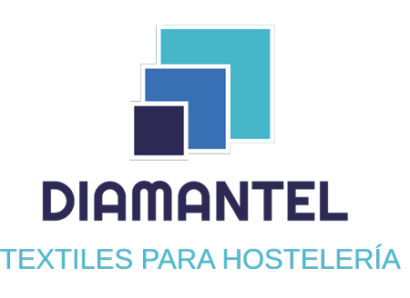 Logotipo de Diamantel Textiles para Hostelería con tres cuadrados azules superpuestos sobre el texto.