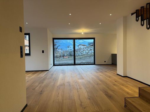 Une salle de bains moderne avec une douche vitrée, un meuble-lavabo mural en bois avec une vasque blanche et un miroir rond.