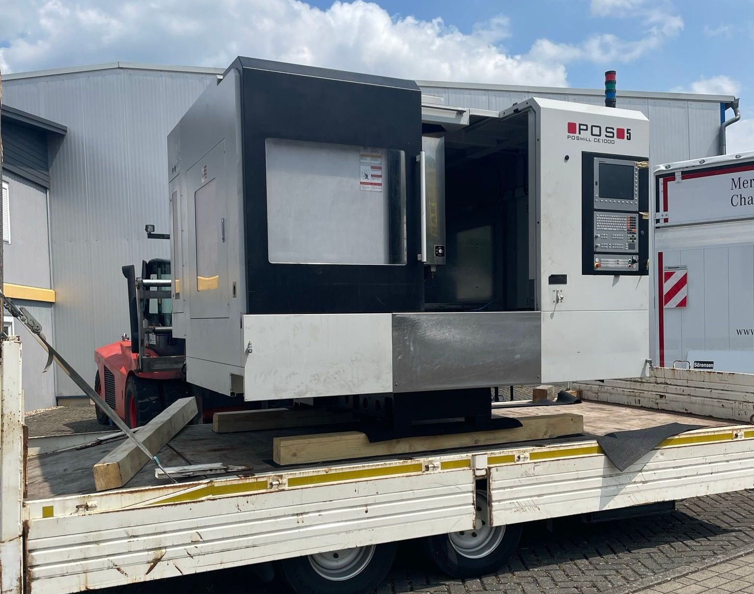 Eine CNC-Maschine wird aufgeladen