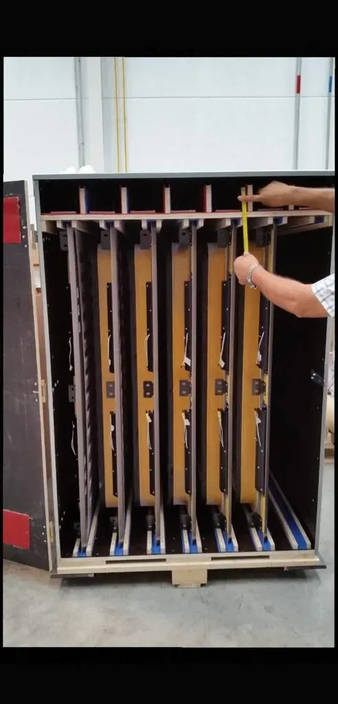 Una caja que contiene varios paneles rectangulares, que se miden con una cinta amarilla.