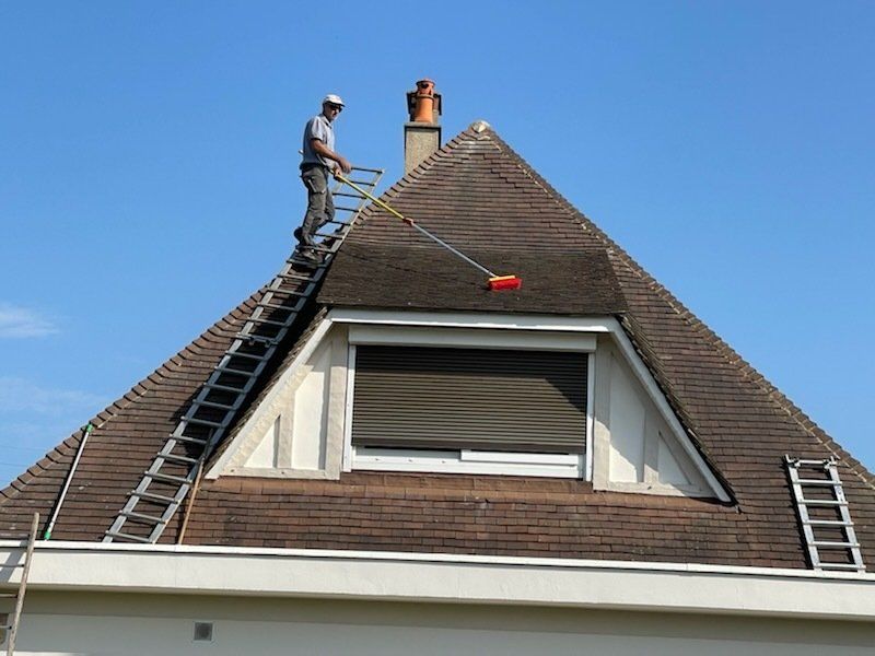 Nettoyage d'une toiture grise