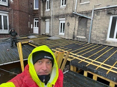 Selfie lors de la première étape du projet de toiture