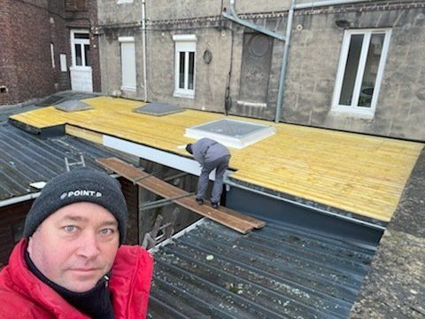 Selfie lors de la deuxième étape du projet de toiture