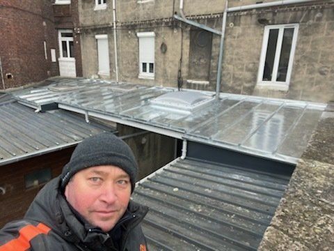 Selfie lors de la troisième étape du projet de toiture