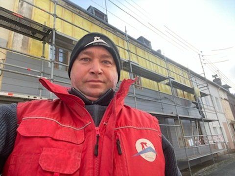 Ouvrier devant un échafaudage