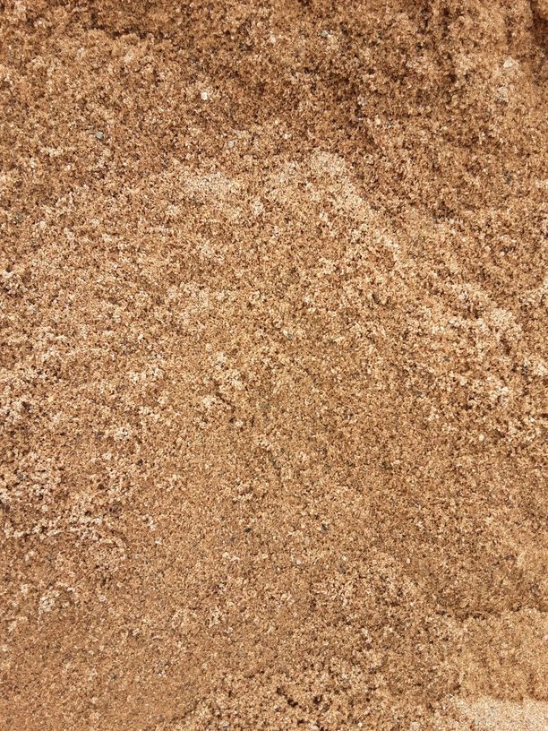 Sand wird begradigt für Estricharbeiten