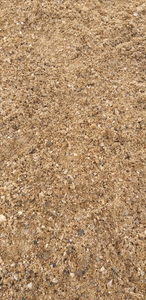 Sand wird begradigt für Estricharbeiten