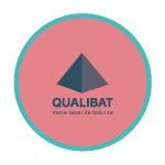 Un cercle rose bordé de turquoise, surmonté d'une icône de pyramide gris foncé et du texte « QUALIBAT », avec un slogan plus petit en dessous.
