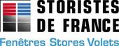 Logo pour Storistes de France avec une icône carrée multicolore et le texte Fenêtres Stores Volets en bleu clair.
