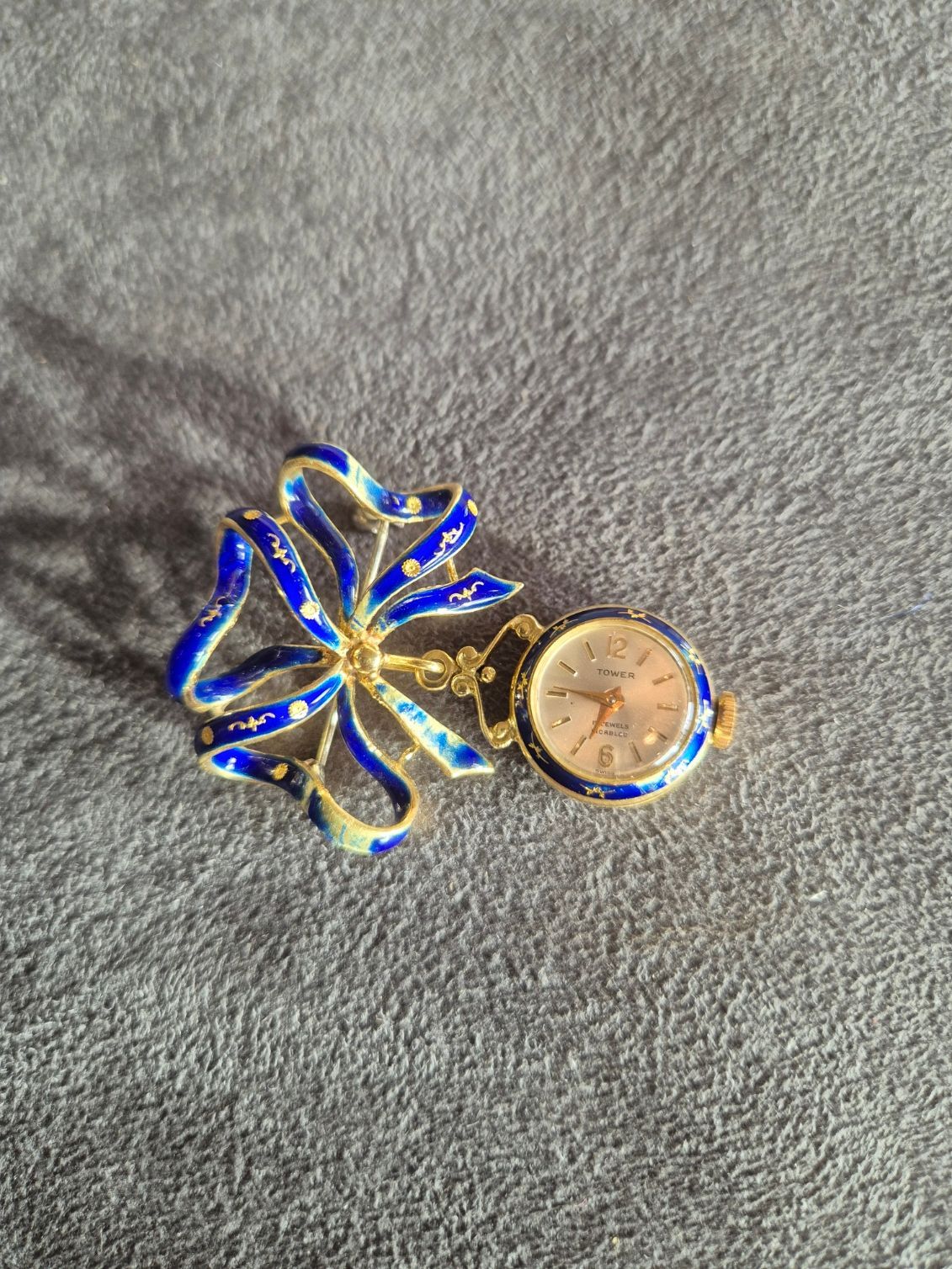 Montre-broche Tower en or