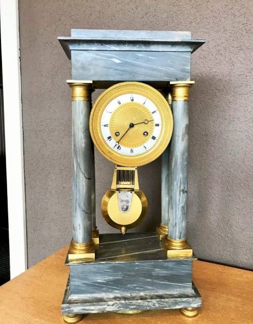 Pendule Portique en marbre gris par Ourry élève de L. Tavernier