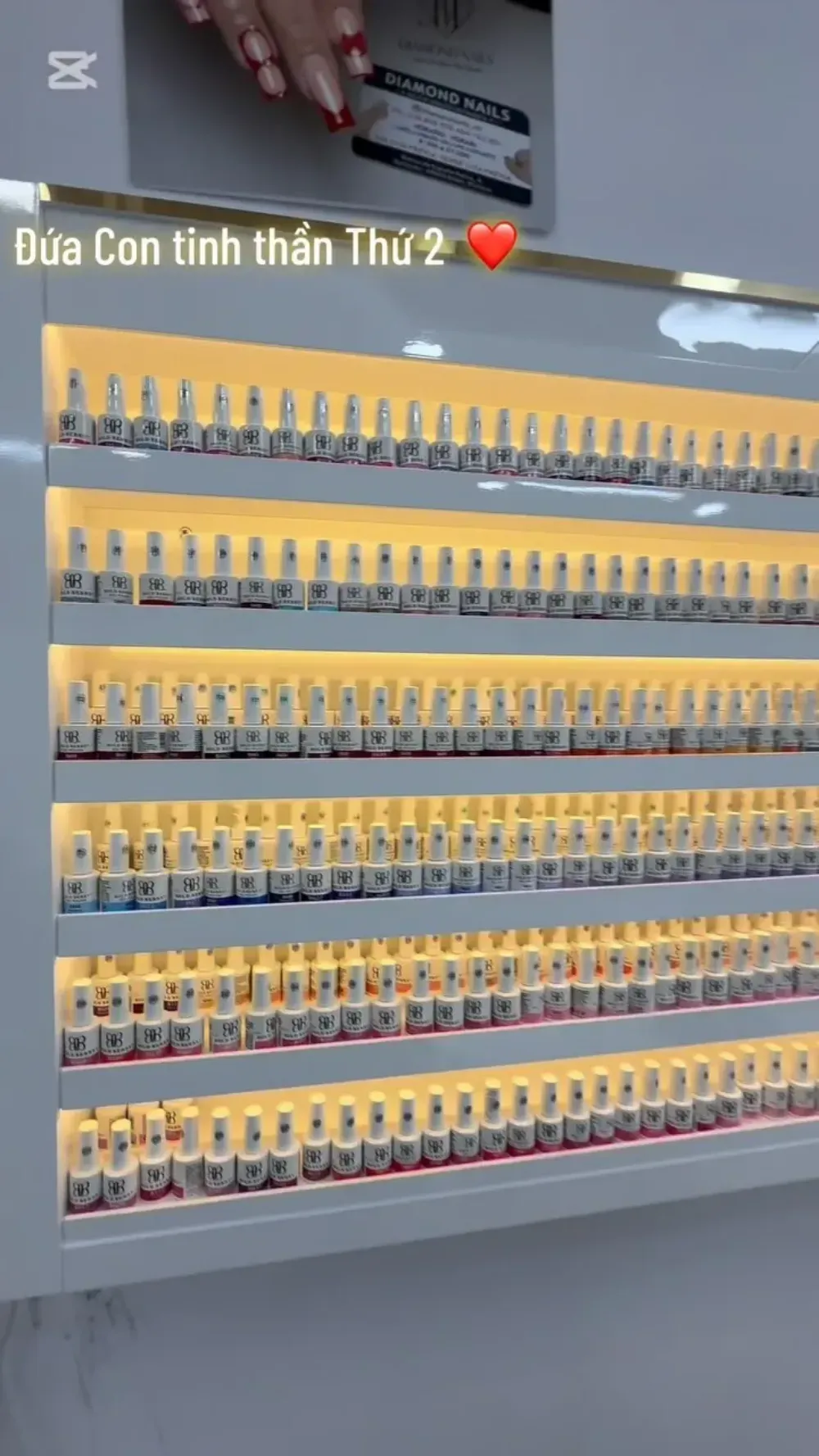 Estanterías llenas de filas de pequeñas bebidas embotelladas en un expositor de tienda muy iluminado.