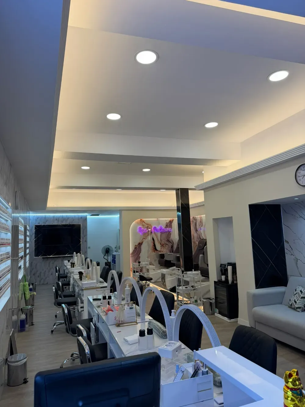 Interior moderno de restaurante con mesas largas, sillas azules y luces en el techo