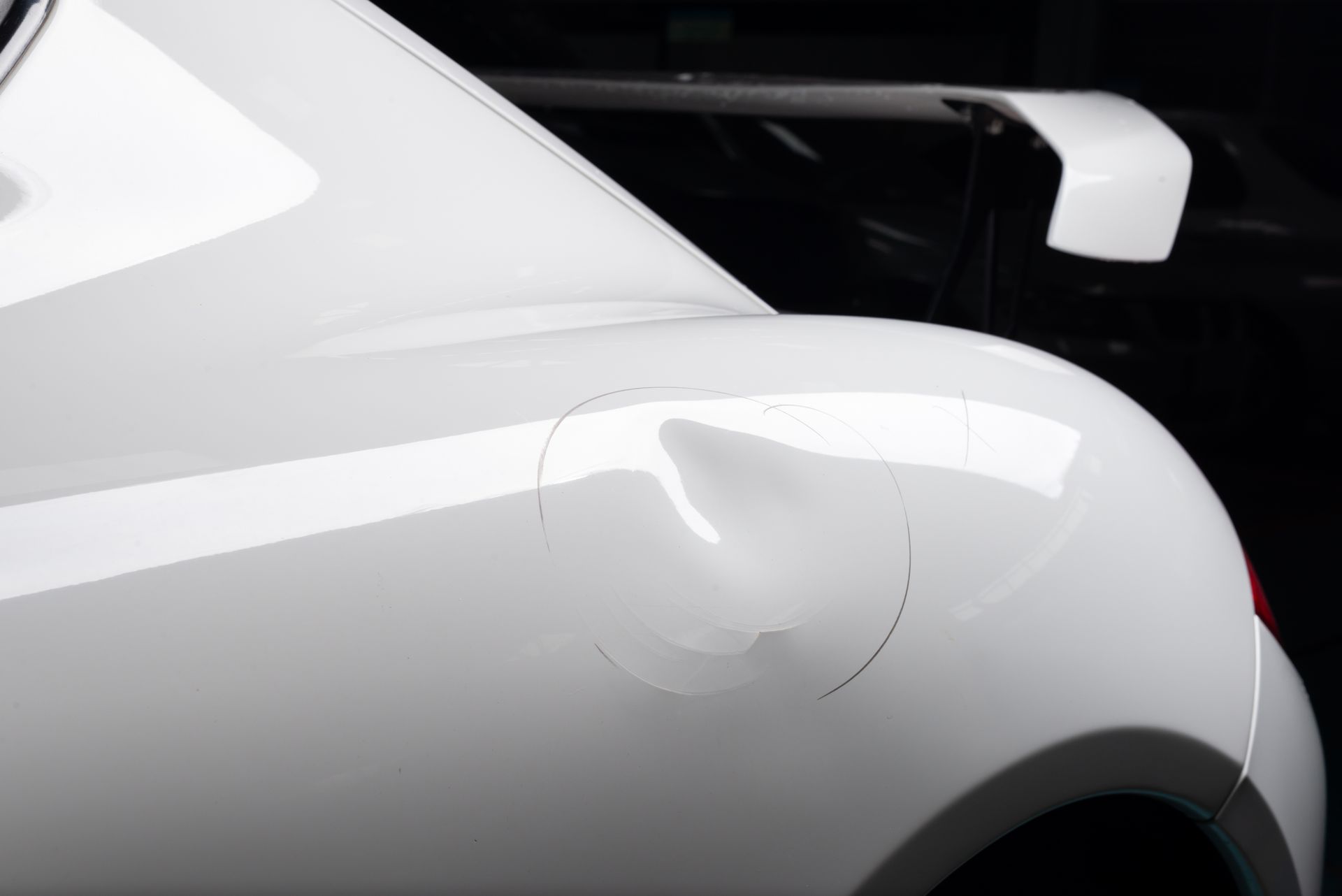 Carroserie d'une voiture blanche