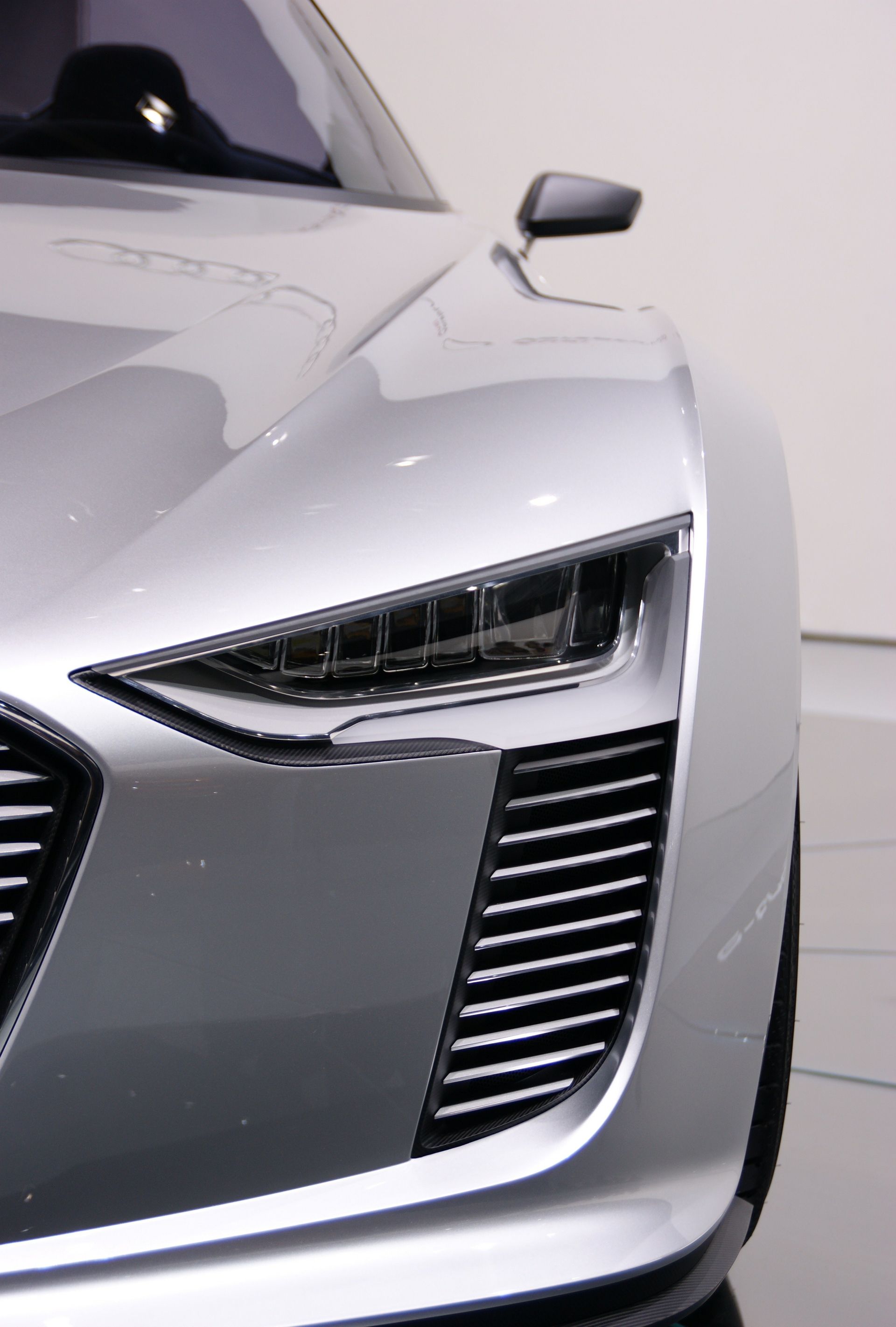 Phare avant d'une voiture de sport