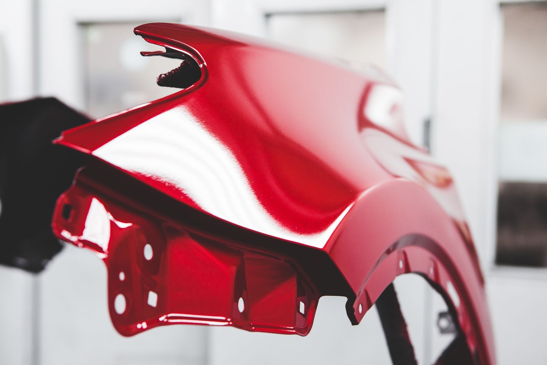 Peinture d'une pièce de carrosserie en rouge