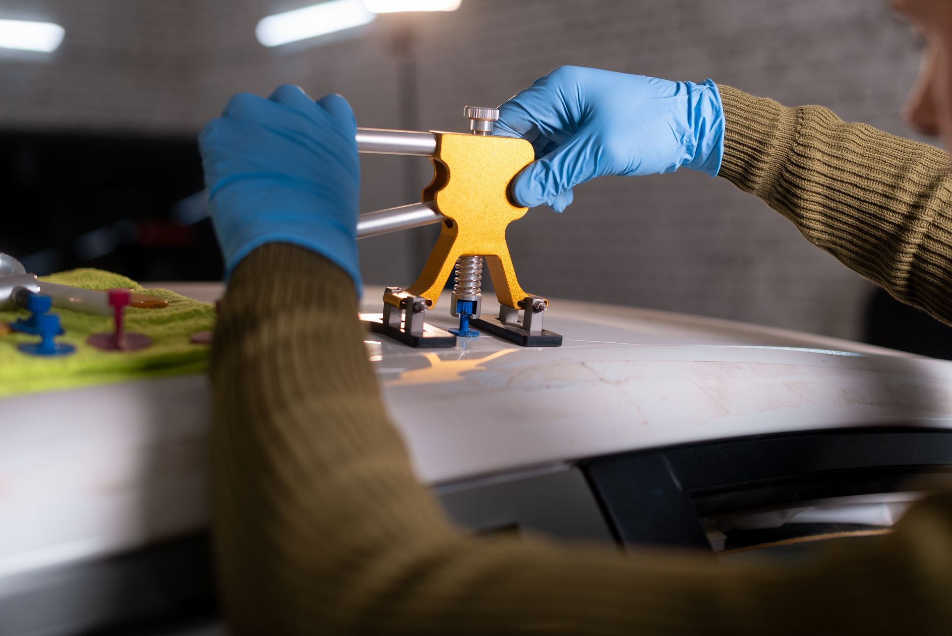 Débosselage de carrosserie avec un outil approprié 