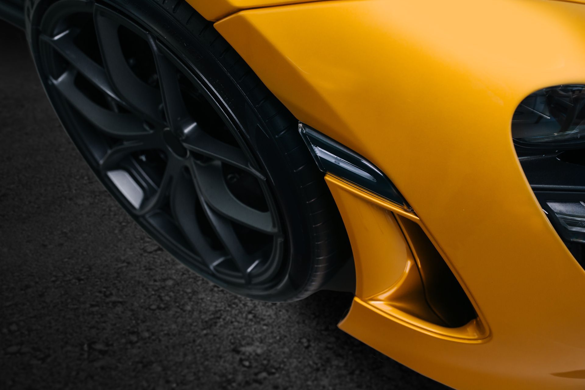 Pneumatiques d'une voiture de sport jaune