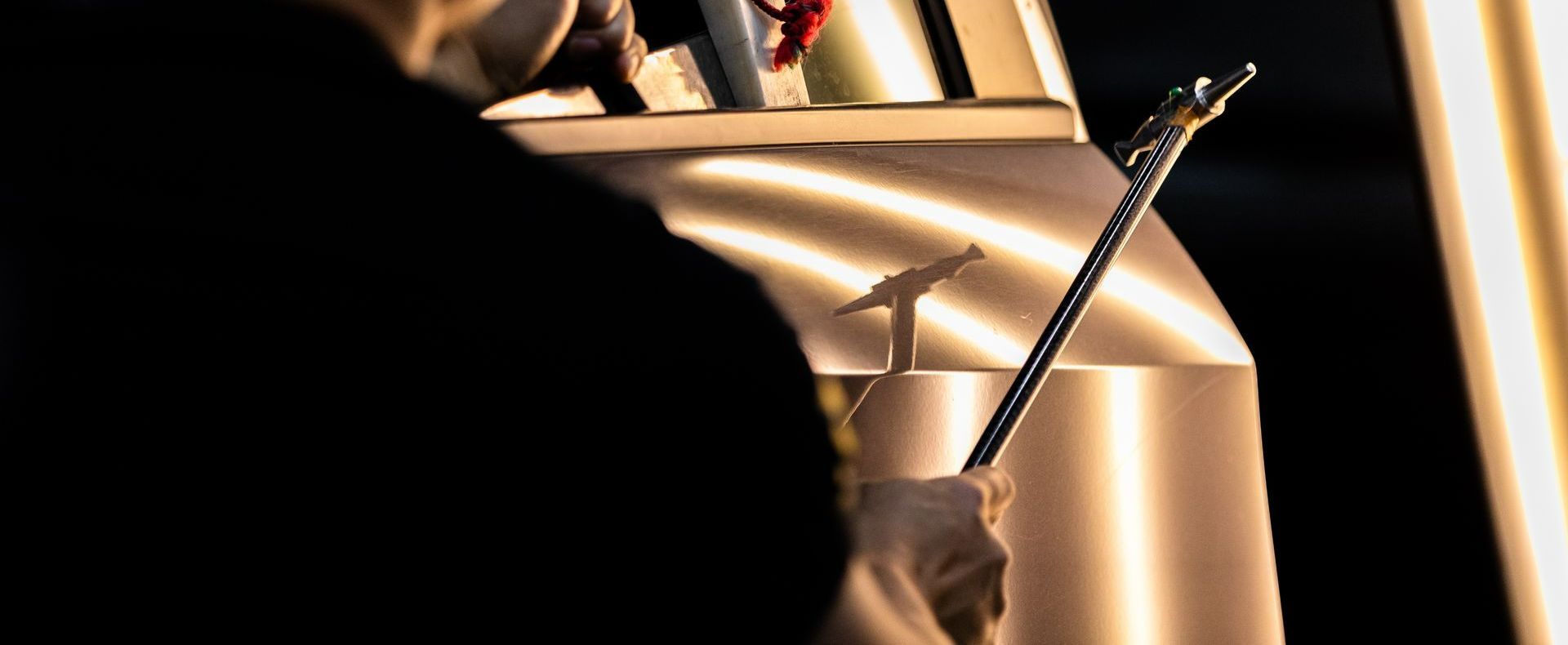 Débosselage d'une carrosserie par un professionnel
