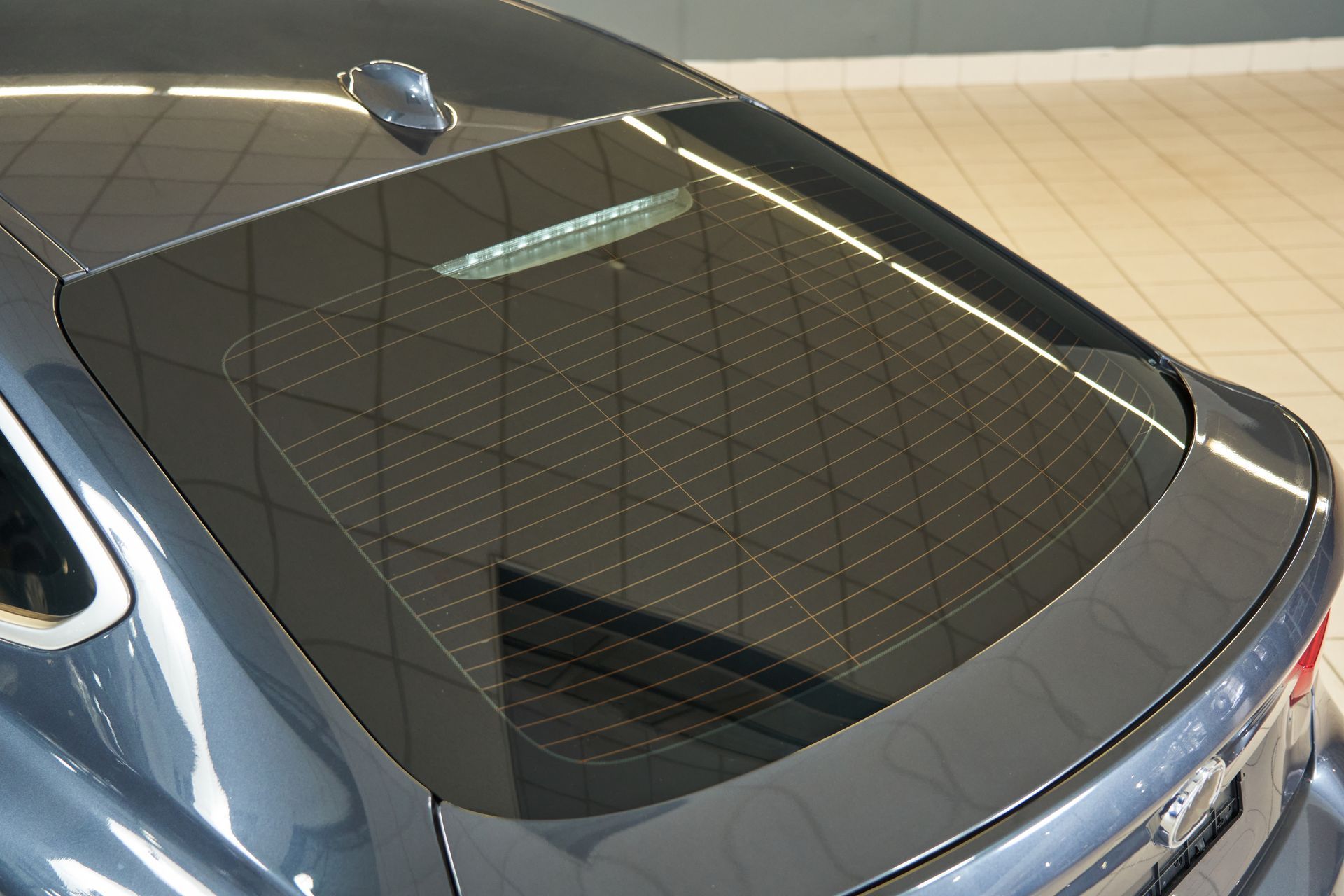 Lunette arrière d'une voiture grise