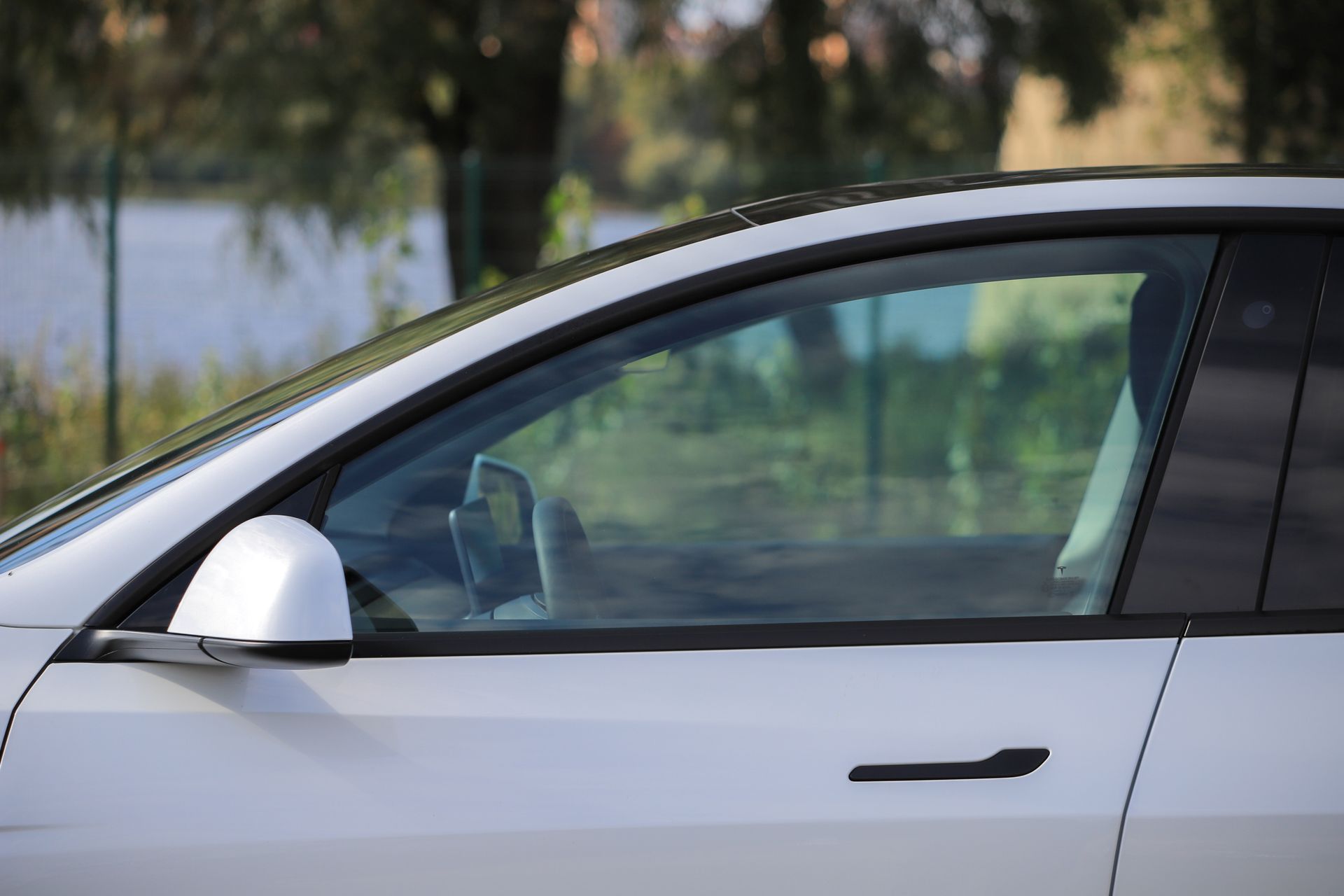 Vitre latérale d'une voiture blanche