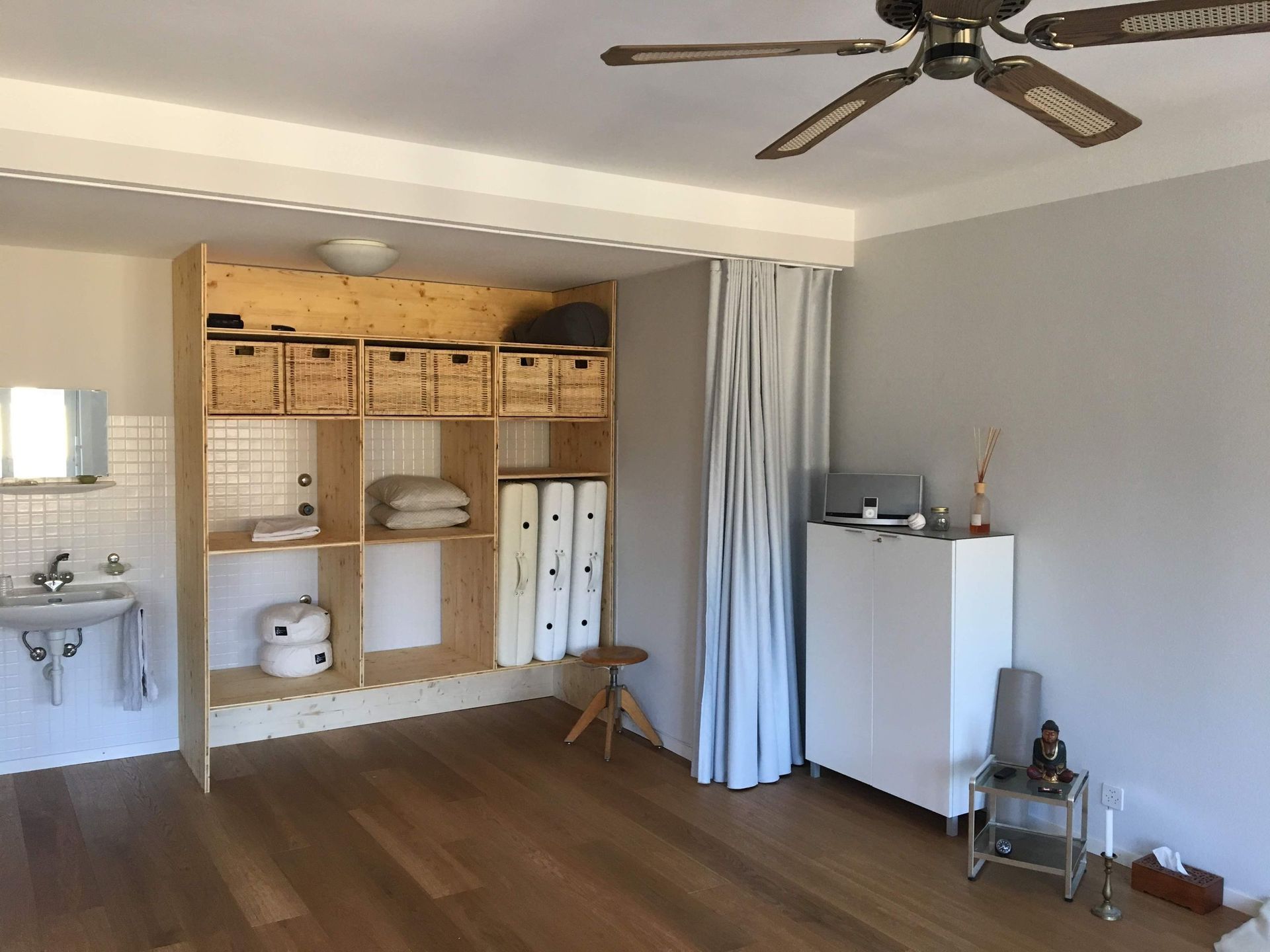 Ein Raum mit einem Deckenventilator und einem Waschbecken