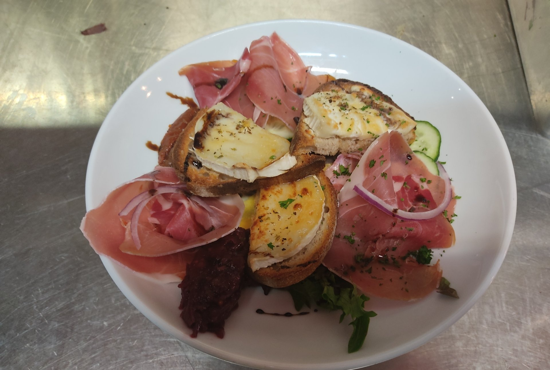 Salade de chèvre miel et jambon sec