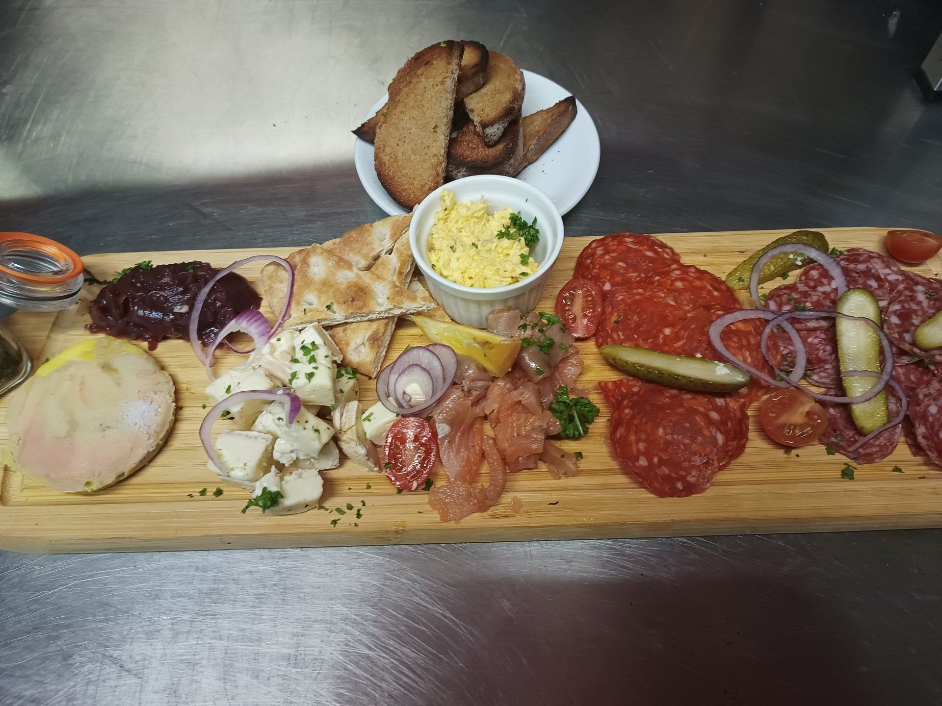 Planche royale : foie gras, saumon et fromage affiné