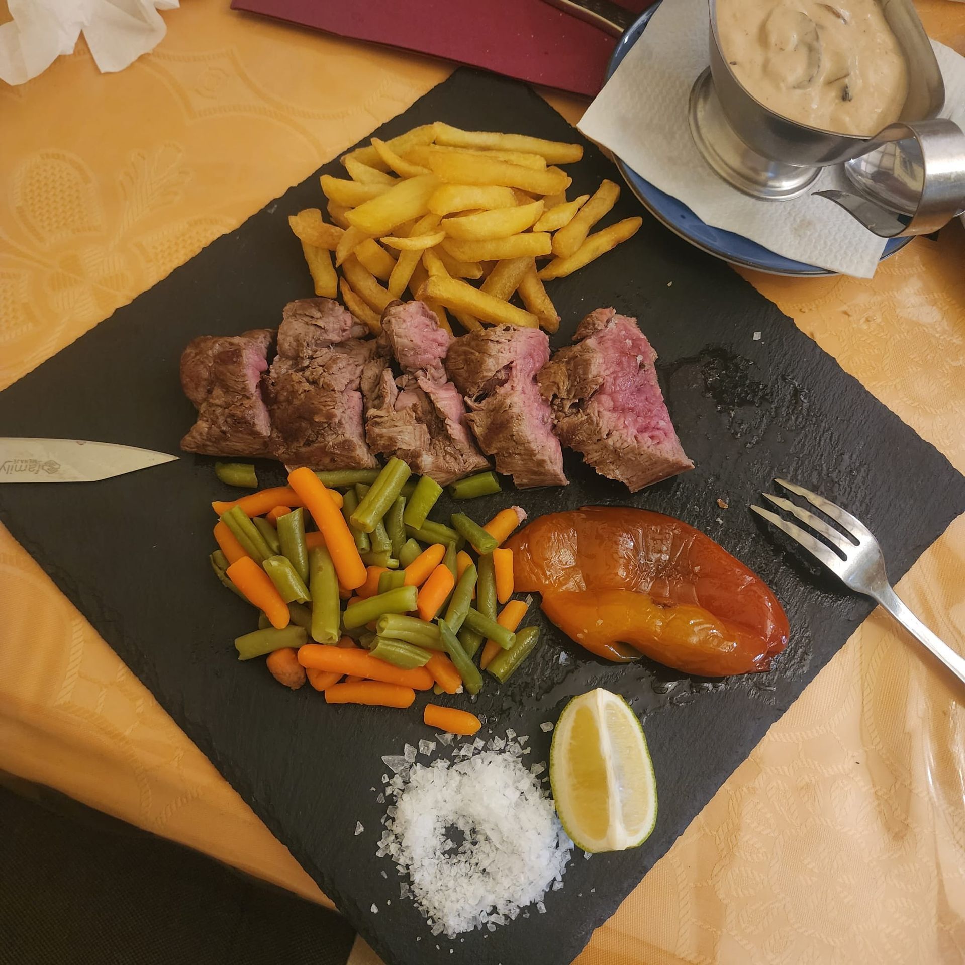 Plato de carne en restaurante de Tenerife