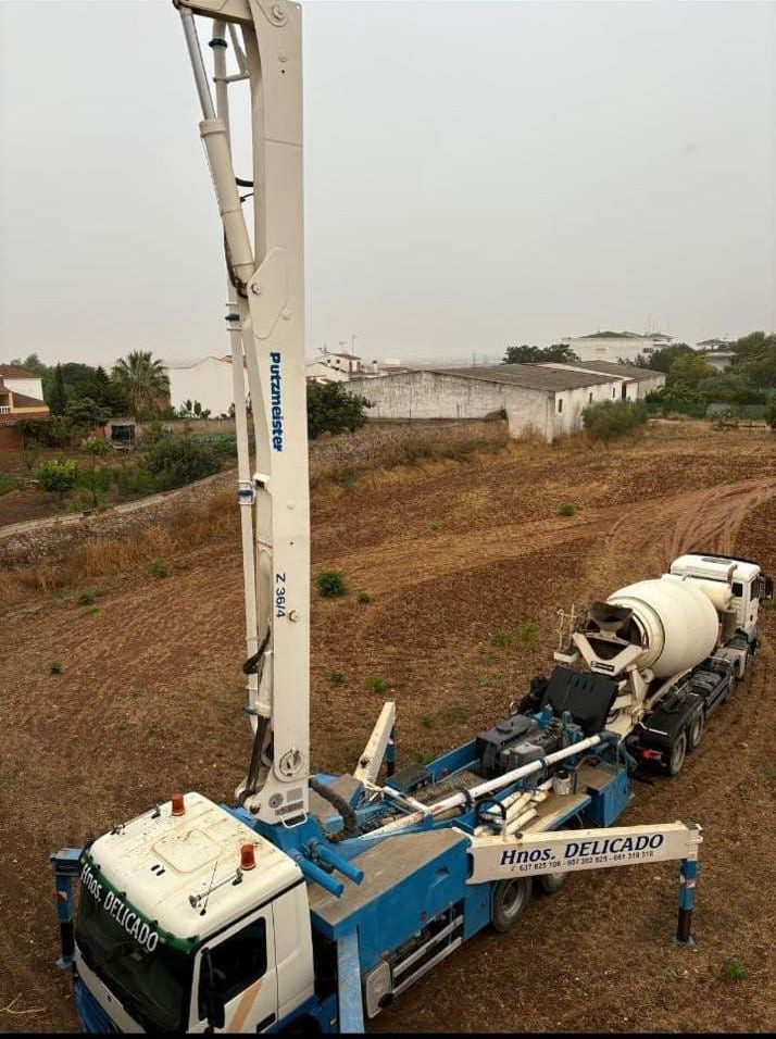 Una bomba de hormigón está fijada a la parte trasera de un camión.
