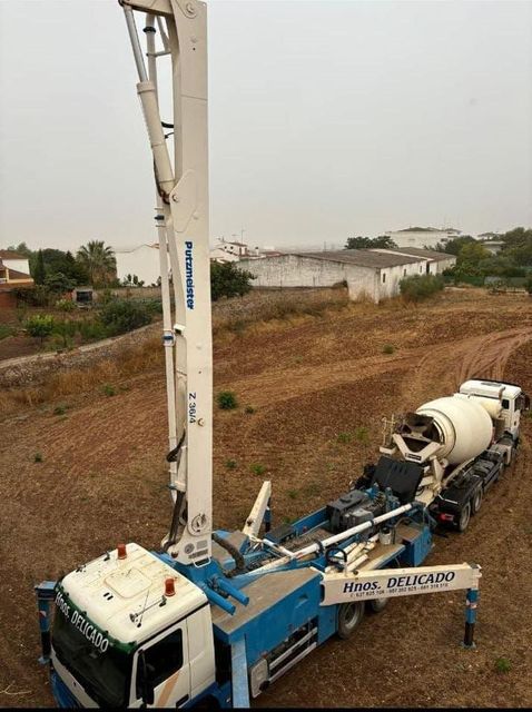 Una bomba de hormigón está fijada a la parte trasera de un camión.