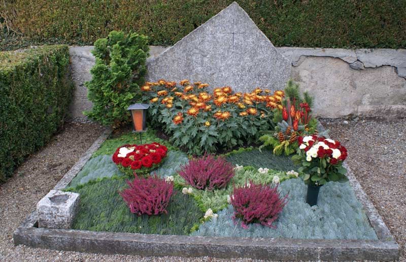 Blumen auf Grab, Foto der Gärtnerei Luthiger AG