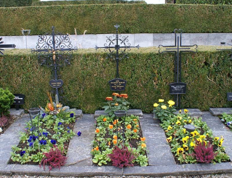 Blumen auf Gräbern, Foto der Gärtnerei Luthiger AG