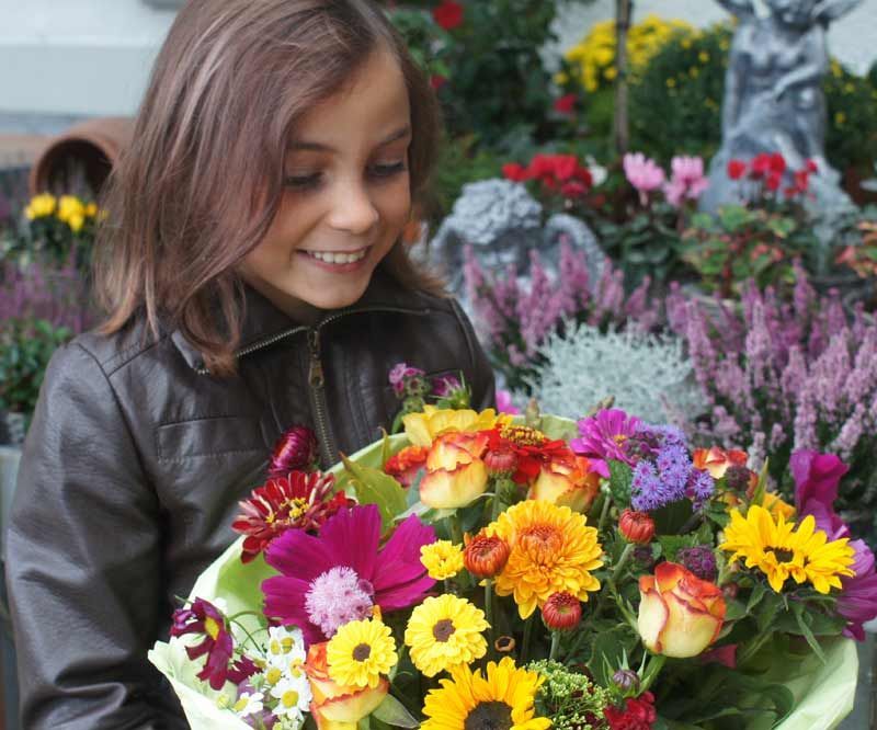 Kind mit Blumenbouquet
