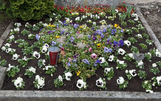 Gärtnerwerkzeuge in einem Friedhof