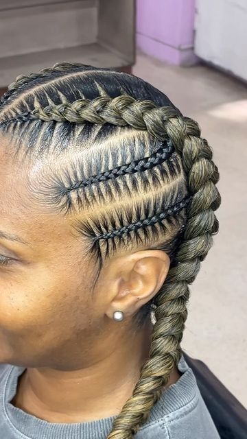 Peinado trenzado con trenzas africanas y una trenza larga y gruesa en la parte posterior, mostrado de perfil