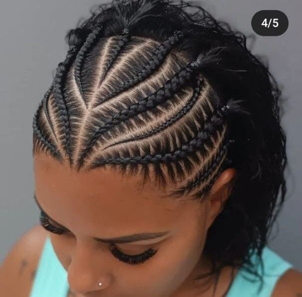 Vista superior de intrincadas trenzas africanas con forma geométrica sobre cabello negro.