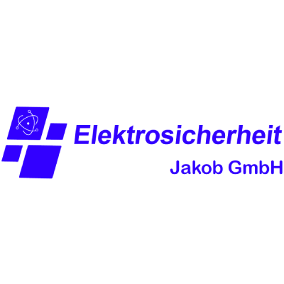 Leerer Raum mit blauer Wand, weißen Vorhängen, Holzboden und einer weißen Vase mit Zweigen.