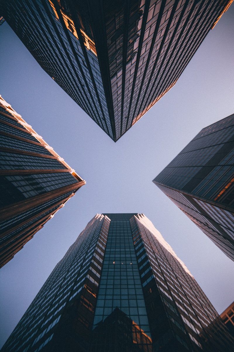 Mirando hacia un grupo de edificios altos contra un cielo azul.