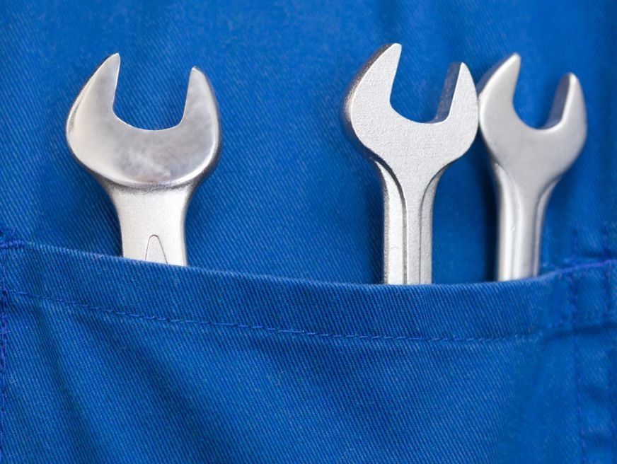 Tres llaves en el bolsillo de un delantal azul