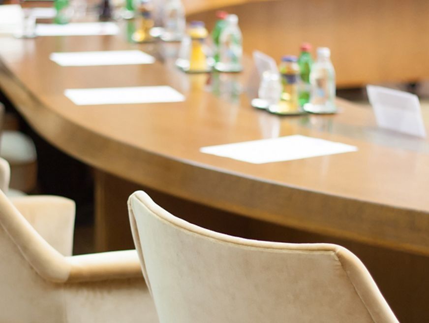 Una sala de conferencias con una mesa larga y sillas