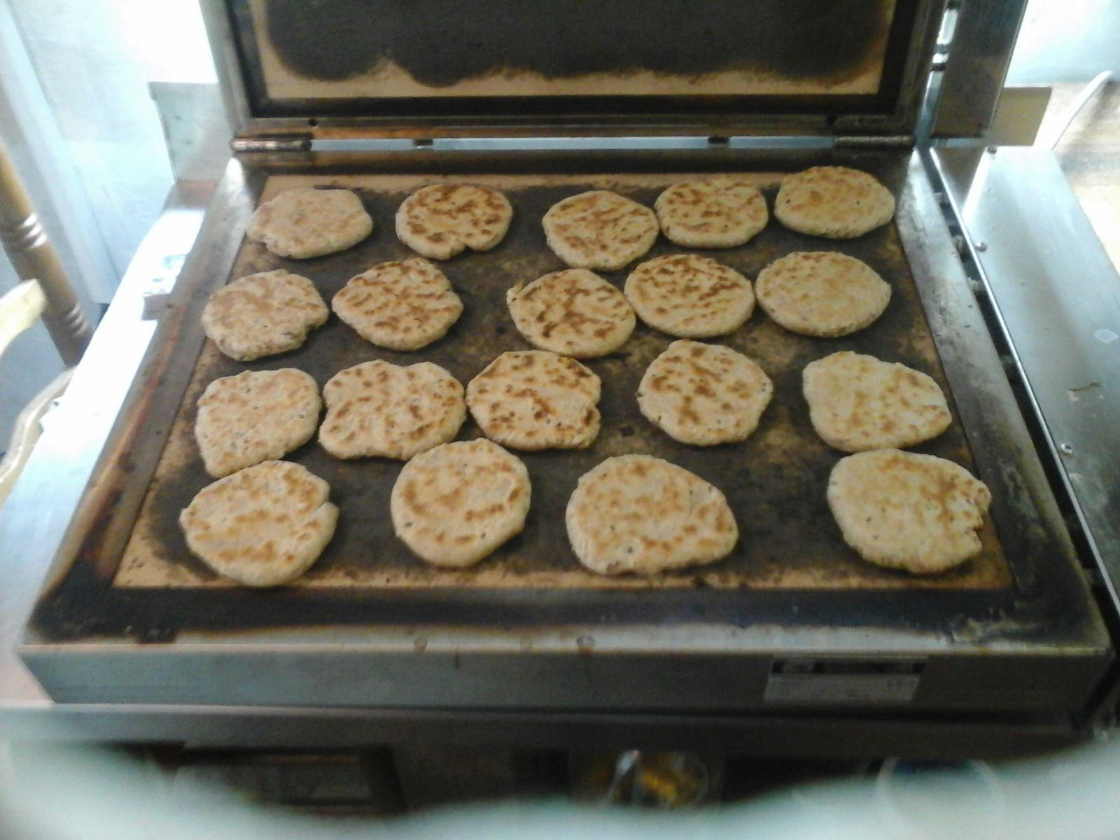 Se está cocinando un montón de comida en una parrilla