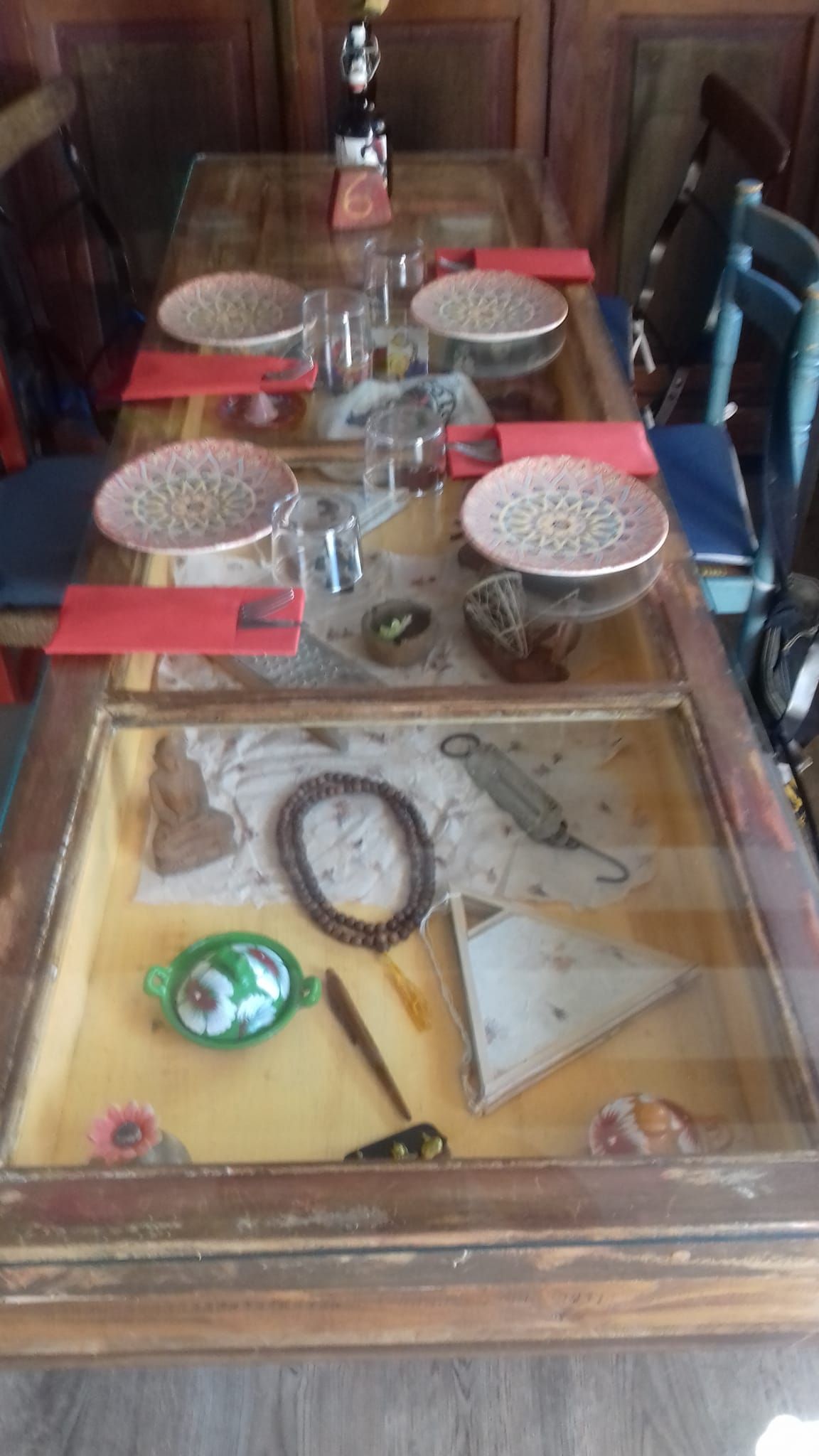 Una mesa con platos y cuencos encima en un restaurante.