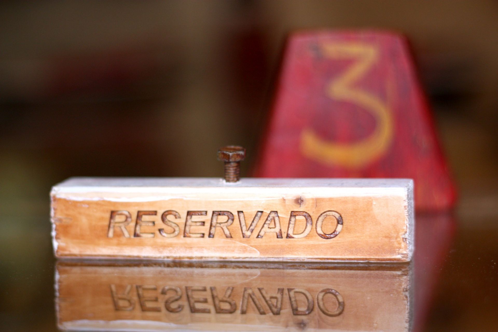 Un cartel de madera que dice reservado