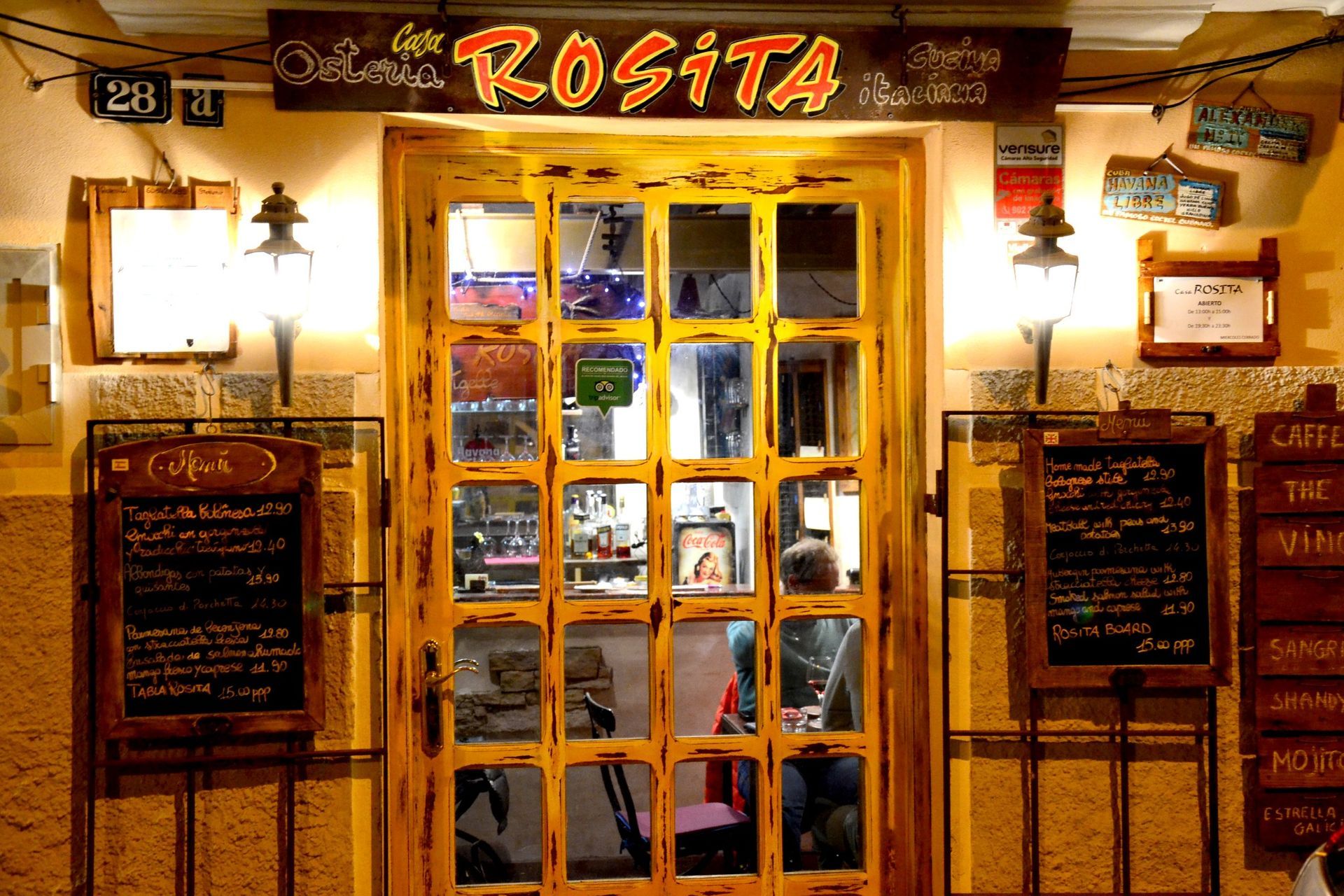 Un restaurante con un cartel que dice Rosita.