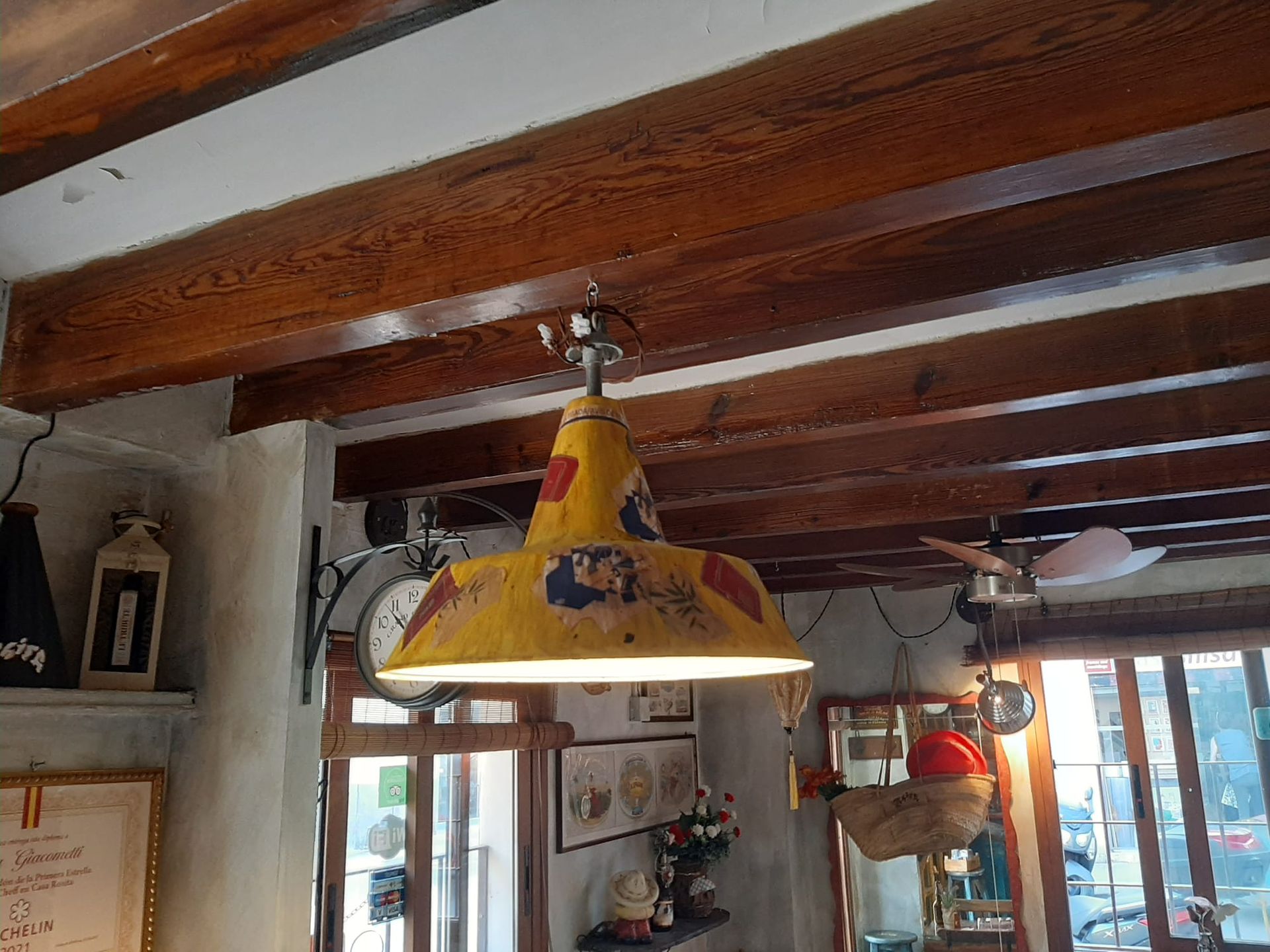 Una lámpara amarilla colgando del techo de una habitación.