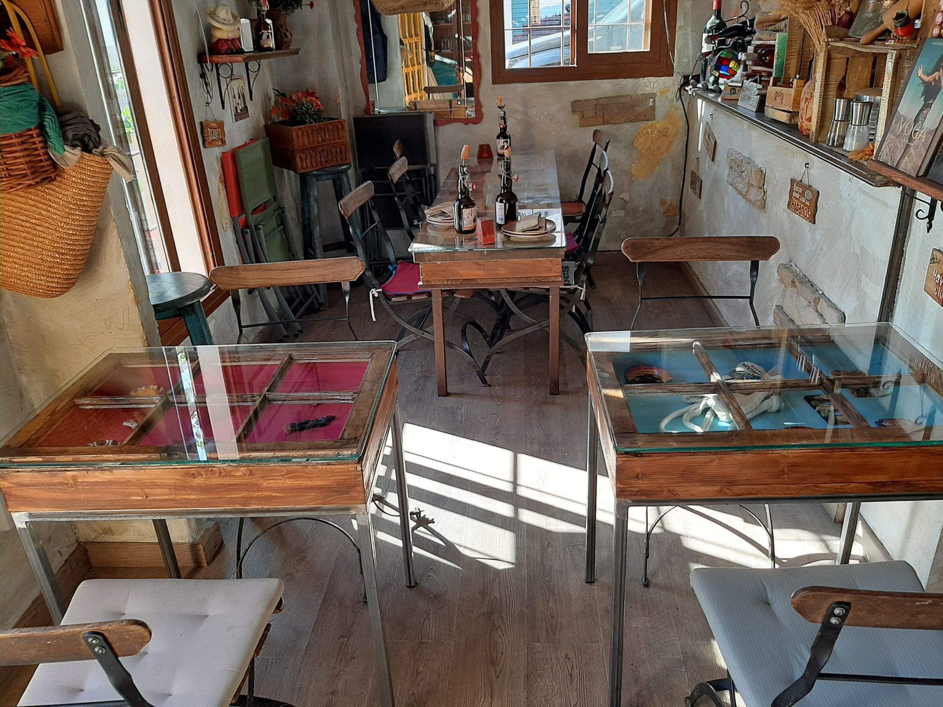 Un restaurante con mesas y sillas y un bar.